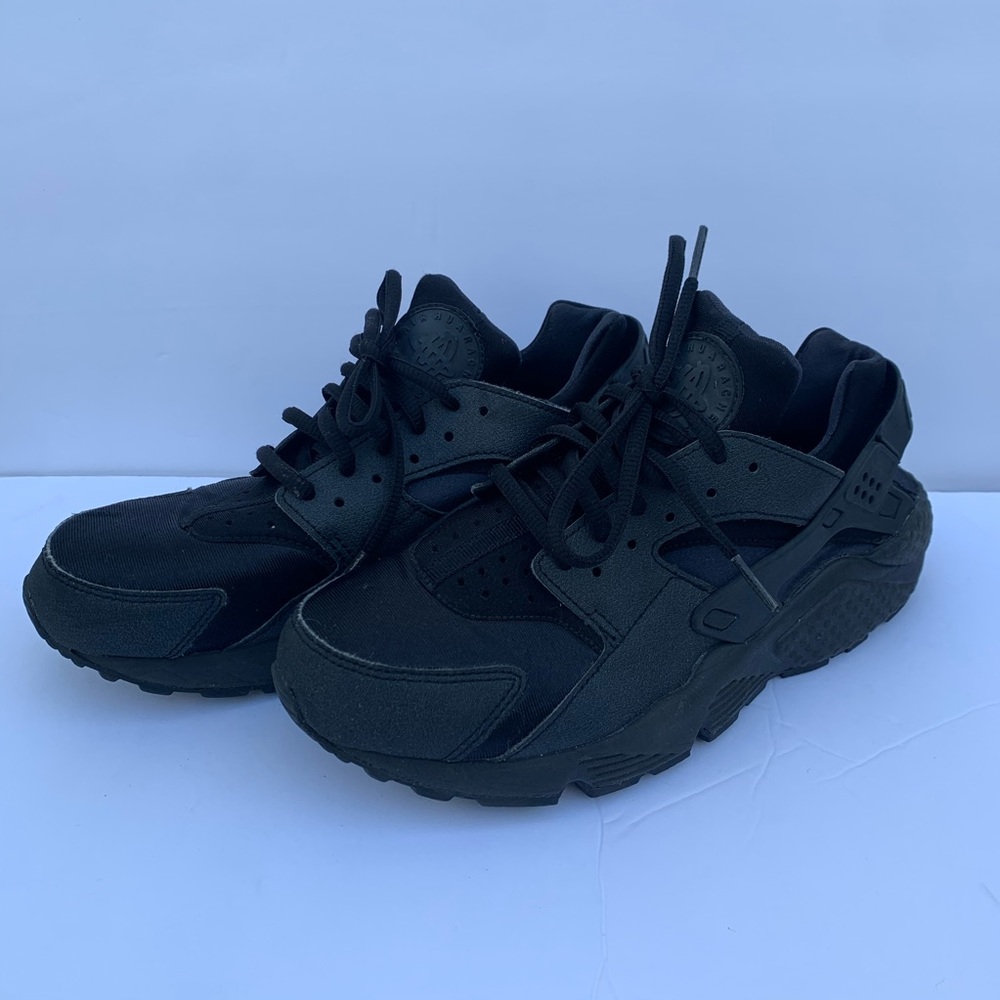 All black air huaraches